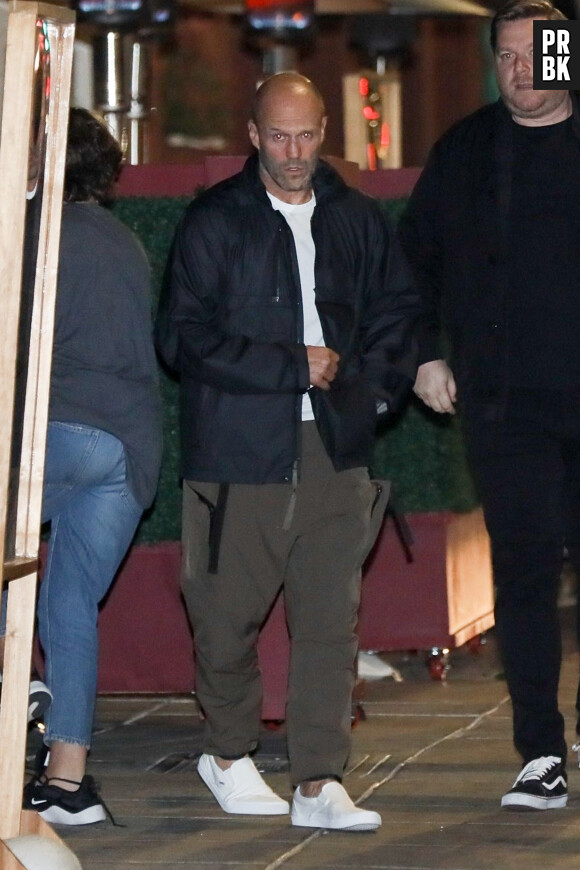 Jason Statham est allé dîner au restaurant Matsuhisa avec des amis à Beverly Hills, Los Angeles, le 17 mai 2021.
