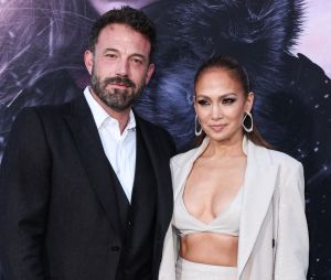 Ben Affleck et sa femme Jennifer Lopez à la première du film "The Mother" à Los Angeles, le 10 mai 2023.