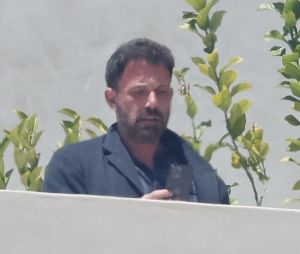 Exclusif - Ben Affleck cherche du réseau pour son téléphone portable autour de la propriété de Beverly Hills, aux côtés de sa femme Jennifer Affleck (Lopez) et ses enfants.