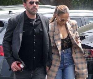 Exclusif - Ben Affleck et Jennifer Lopez accompagnent main dans la main Emme (fille de J. Lo) pour un concert à son école à Beverly Hills, États-Unis le 29 Avril 2023.