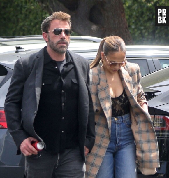 Exclusif - Ben Affleck et Jennifer Lopez accompagnent main dans la main Emme (fille de J. Lo) pour un concert à son école à Beverly Hills, États-Unis le 29 Avril 2023.
