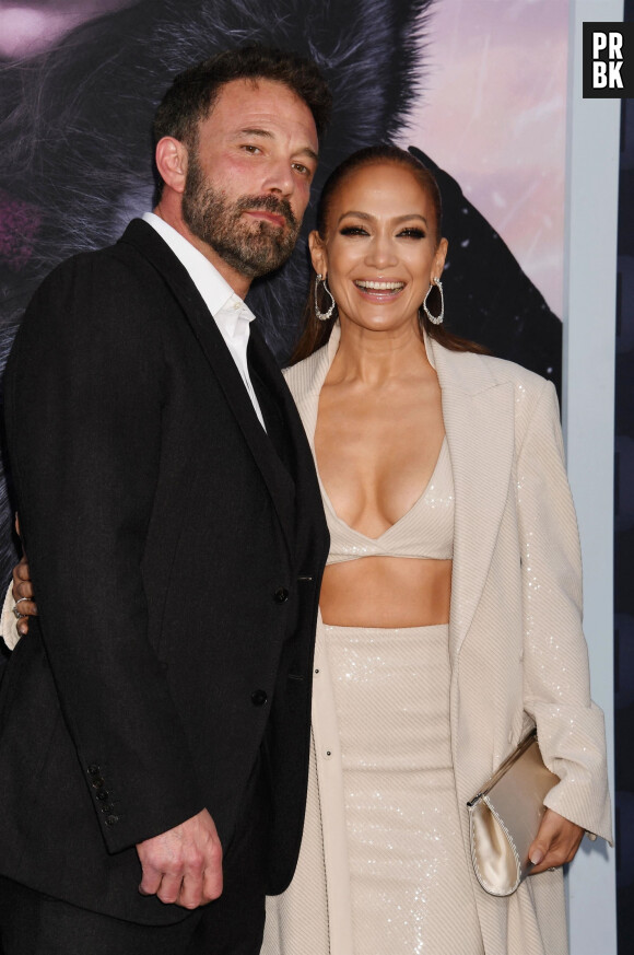 Ben Affleck et sa femme Jennifer Lopez au photocall de la première du film "The Mother" au Westwood Regency Village Theater à Los Angeles, Californie, Etats-Unis, lle 10 mai 2023.