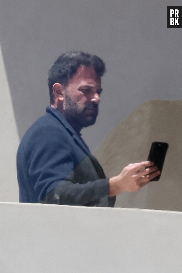 Exclusif - Ben Affleck cherche du réseau pour son téléphone portable autour de la propriété de Beverly Hills, aux côtés de sa femme Jennifer Affleck (Lopez) et ses enfants.