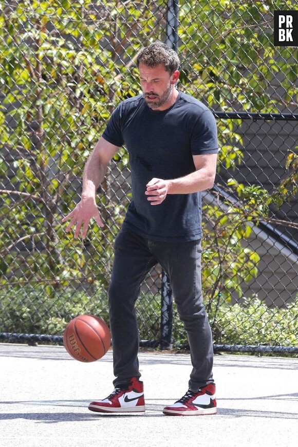 Exclusif - Ben Affleck joue au basket avec son fils Samuel à Los Angeles, le 22 avril 2023.
