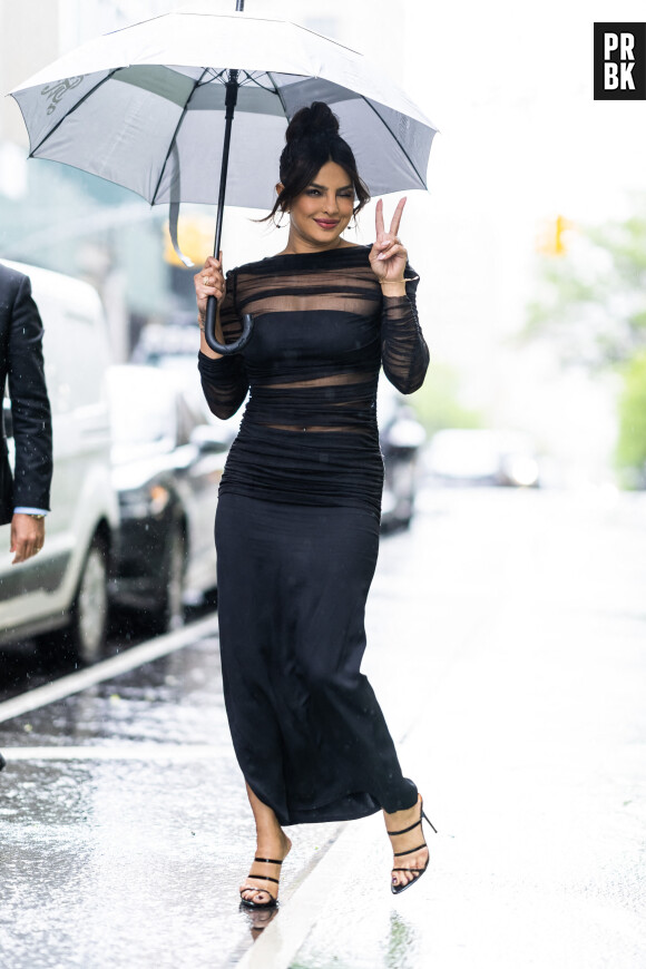 Exclusif - Priyanka Chopra avec un parapluie. dans les rues de New York City, New York, Etats-Unis, le 4 mai 2023.