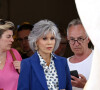 A la remise de la Palme d'Or aux bras de la Française Justine Triet a succédé une curieuse scène : venue remettre le prix, l'icône hollywoodienne Jane Fonda a finalement jeté le diplôme de la Palme... A la tête de la cinéaste, alors que celle-ci quittait la scène en l'ayant purement et simplement oublié. 
Jane Fonda toujours très classe alors qu'elle quitte son hôtel lors du 76ème Festival International du Film de Cannes, France le 27 Mai 2023. 