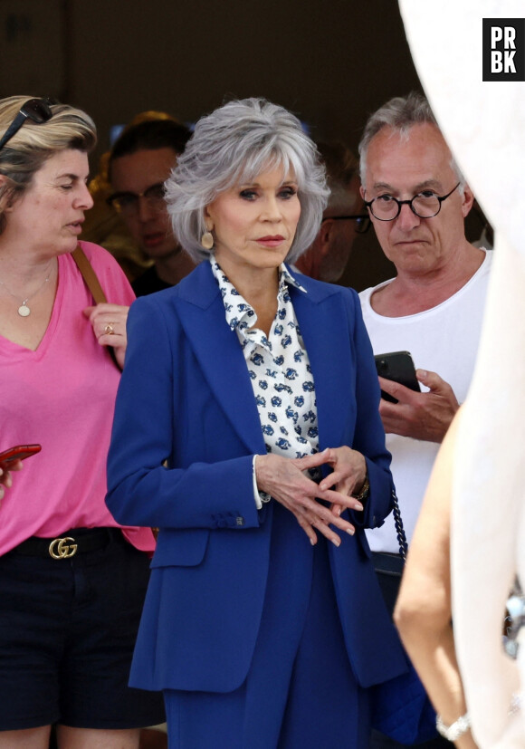 A la remise de la Palme d'Or aux bras de la Française Justine Triet a succédé une curieuse scène : venue remettre le prix, l'icône hollywoodienne Jane Fonda a finalement jeté le diplôme de la Palme... A la tête de la cinéaste, alors que celle-ci quittait la scène en l'ayant purement et simplement oublié. 
Jane Fonda toujours très classe alors qu'elle quitte son hôtel lors du 76ème Festival International du Film de Cannes, France le 27 Mai 2023. 