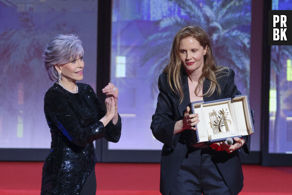 Même octogénaire, Jane Fonda se fait encore menotter par la police, tout sourire, au sein des nombreuses manifestations auxquelles elle assiste toujours - elle y brandit le poing. Sa nouvelle source d'inspiration politique, dont elle clame souvent le courage ? Elle n'a que vingt ans, est suédoise et s'intitule Greta Thunberg...
Jane Fonda, Justine Triet (Palme d'Or pour le film "Anatomie d'une chute") - Cérémonie de clôture du 76ème Festival International du Film de Cannes, au Palais des Festivals à Cannes. Le 27 mai 2023 © Borde-Jacovides-Moreau / Bestimage 
