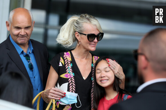 Semi-exclusif - Laeticia Hallyday et ses filles Jade et Joy arrivent, avec des masques de protection contre l'épidémie de coronavirus (Covid-19), à l'aéroport de Paris-Charles-de-Gaulle à Roissy-en-France, France, le 18 juin 2020.