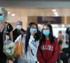 Laeticia Hallyday et ses filles Jade et Joy arrivent, avec des masques de protection contre l'épidémie de coronavirus (Covid-19), à l'aéroport de Paris-Charles-de-Gaulle à Roissy-en-France, France, le 18 juin 2020.