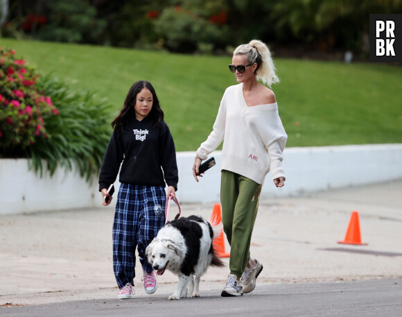 Laeticia Hallyday et ses filles Jade, 15 ans, et Joy, 11 ans, promènent leur chien Cheyenne dans le quartier de Brentwood à Los Angeles, pendant la période de confinement liée à l'épidémie de coronavirus (Covid-19), le 1er avril 2020. 