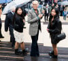 Laeticia Hallyday et ses filles Jade et Joy - Inauguration de l'esplanade "Johnny Hallyday" et de la statue "Quelque chose de ..." de l'artiste Bertrand Lavier sur le parvis de la salle de concert AccorHotels Arena Paris Bercy à Paris. Le 14 septembre 2021 