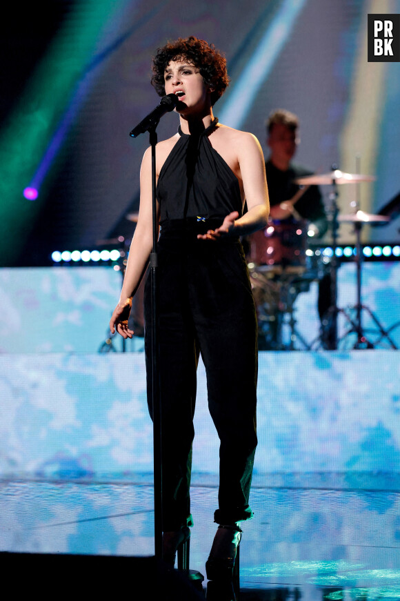 Semi Exclusif - Barbara Pravi - Emission spéciale "Unis pour l'Ukraine" à la Maison de la Radio et de la Musique, diffusée en direct sur France 2 et présentée par Nagui et Leïla.Kaddour à Paris le 8 mars 2022. France Télévisions et Radio France s'associent, face à l'urgence humanitaire, pour soutenir et aider le peuple ukrainien et toutes les populations touchées par le conflit, sur place et dans les pays limitrophes. Le service public s'engage aux côtés de la Croix-Rouge française, qui lance un appel aux dons financiers, pour faire face aux besoins humanitaires, qui ne cessent de s'intensifier. Cette soirée spéciale est diffusée en simultané sur France 2 et France Inter avec un concert exceptionnel en direct, avec la participation des formations musicales de Radio France. Avec cette soirée, France Télévisions et Radio France permettent aux Français de répondre concrètement à l'urgence humanitaire, à l'intérieur et à l'extérieur de l'Ukraine, à travers des dons à la Croix-Rouge française. © Cyril Moreau / Jack Tribeca / Bestimage