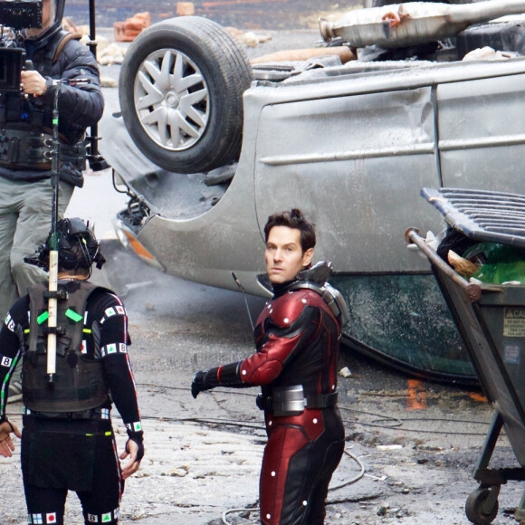 Exclusif - Archives à l'image : Chris Evans, Robert Downey Jr, Mark Ruffalo, Paul Rudd - Des scènes du film Avengers: Endgame qui sortira le 26 avril 2019 ont été tournées lors du tournage du film Avengers: Infinity War en 2018. Ces photos offrent quelques indices sur les scènes gardées secrètes jusqu’à présent mais le mystère reste entier sur la fin de l’épopée. Scott Lang, alias Ant-Man, joué par P.Rudd, n’apparaît que sporadiquement dans Infinite War sera plus présent à l’écran pour Endgame et au centre des batailles aux côtés de ses acolytes Captain America, Iron Man et Hulk. La scène photographiée se déroule sur un lieu qui n’apparait pas dans Infinity War. Le Royaume Quantum, largement exploré dans Ant-Man et The Wasp (La Guêpe) sera également une part importante du film Endgame. Les quatre héros sont équipés d’un gadget au poignet qui pourrait activer un portail leur permettant d’accéder au Royaume Quantum, le gadget ressemble un peu au contrôleur de taille d’Ant-Man. C.Hemsworth n’apparaissait pas dans ce costume de Thor dans Infinity War, on remarque également le retour de Loki décédé dans les premières minutes du film d'Infinity War. New York, 2018 