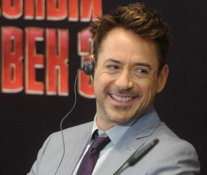 Un mal pour un bien ? Cynique, réservoir à punchlines désabusées, frimeur invétéré... Impossible aujourd'hui de dissocier le personnage de Tony Stark de Robert Downey Jr, qui lui a tout donné : son style, son humour, son ton. Et avec lui, les prémices du "Marvel Cinematic Universe" à l'écran...
Robert Downey Jr fait le clown lors d'une conference de presse pour le film "Iron Man 3" a Moscou, le 10 avril 2013  