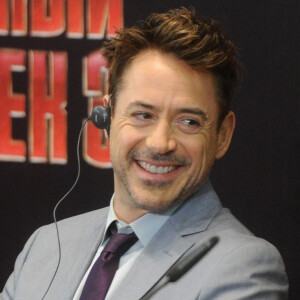 Un mal pour un bien ? Cynique, réservoir à punchlines désabusées, frimeur invétéré... Impossible aujourd'hui de dissocier le personnage de Tony Stark de Robert Downey Jr, qui lui a tout donné : son style, son humour, son ton. Et avec lui, les prémices du "Marvel Cinematic Universe" à l'écran...
Robert Downey Jr fait le clown lors d'une conference de presse pour le film "Iron Man 3" a Moscou, le 10 avril 2013  
