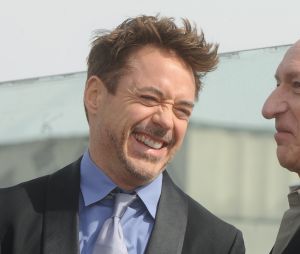 Robert Downey Jr et Ben Kingsley posent devant l'hôtel "Ritz Carlton" a Moscou lors de la promotion du film "Iron Man 3" a Moscou, le 10 avril 2013 