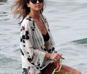 Jessica Alba et son mari Cash Warren en vacances à Maui à Hawaii. Le couple très amoureux s’embrasse au bord de l’eau. Le 23 mars 2016 