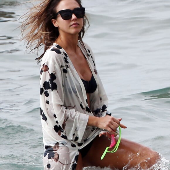 Jessica Alba et son mari Cash Warren en vacances à Maui à Hawaii. Le couple très amoureux s’embrasse au bord de l’eau. Le 23 mars 2016 