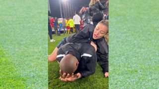 "J'en ai perdu mon pantalon" : Laure Boulleau met à terre Ciryl Gane, la vidéo totalement improbable...