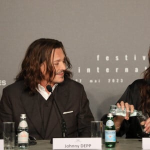 Johnny Depp et Maïwenn Le Besco - Conférence de presse du film "Jeanne du Barry" lors du 76ème Festival International du Film de Cannes. Le 17 mai 2023 © Borde-Jacovides-Moreau / Pool / Bestimage 