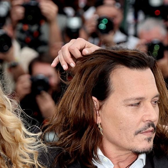 Johnny Depp et la réalisatrice Maïwenn au photocall de "Jeanne du Barry" lors du 76ème Festival International du Film de Cannes, le 17 mai 2023. © Dominique Jacovides/Cyril Moreau/Bestimage