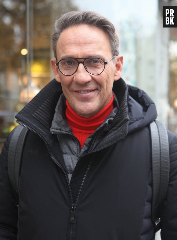 Exclusif - Julien Courbet à la sortie des studios de radio de l'émission "Les Grosses Têtes" à Paris. Le 30 novembre 2022 © Jonathan Rebboah / Panoramic / Bestimage 