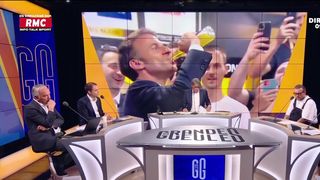 "Dès que sa femme n'est pas là, il fait n'importe quoi..." : Emmanuel Macron boit une bière cul sec, la polémique enfle, un chroniqueur des Grandes Gueules l'accable