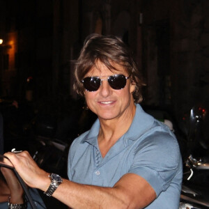 Tom Cruise quitte le restaurant "Pierluigi", après la première de "Mission Impossible 7" à Rome, le 19 juin 2023. Il y a dîné avec les producteurs et son entourage. 