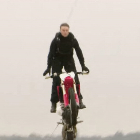 Images d'une cascade réalisée par Tom Cruise pour "Mission Impossible".