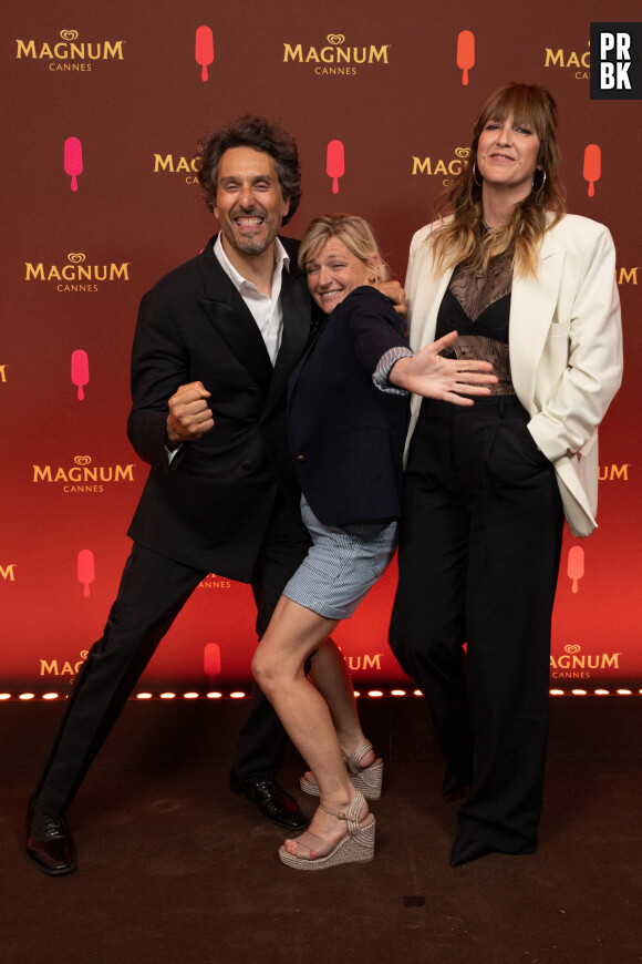 Vincent Elbaz, Anne-Elisabeth Lemoine, Daphné Burki - Soirée sur la plage Magnum lors du 76ème Festival International du Film de Cannes le 22 mai 2023. © Cannes Magnum/Jeremy Melloul/Bestimage


