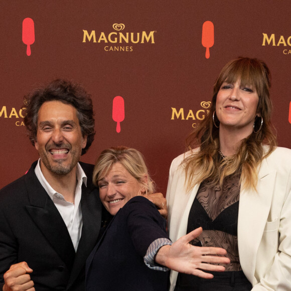 Vincent Elbaz, Anne-Elisabeth Lemoine, Daphné Burki - Soirée sur la plage Magnum lors du 76ème Festival International du Film de Cannes le 22 mai 2023. © Cannes Magnum/Jeremy Melloul/Bestimage


