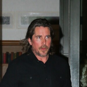 Christian Bale salue ses fans à la sortie de l'hôtel Crosby à New York le 28 novembre 2022. 
