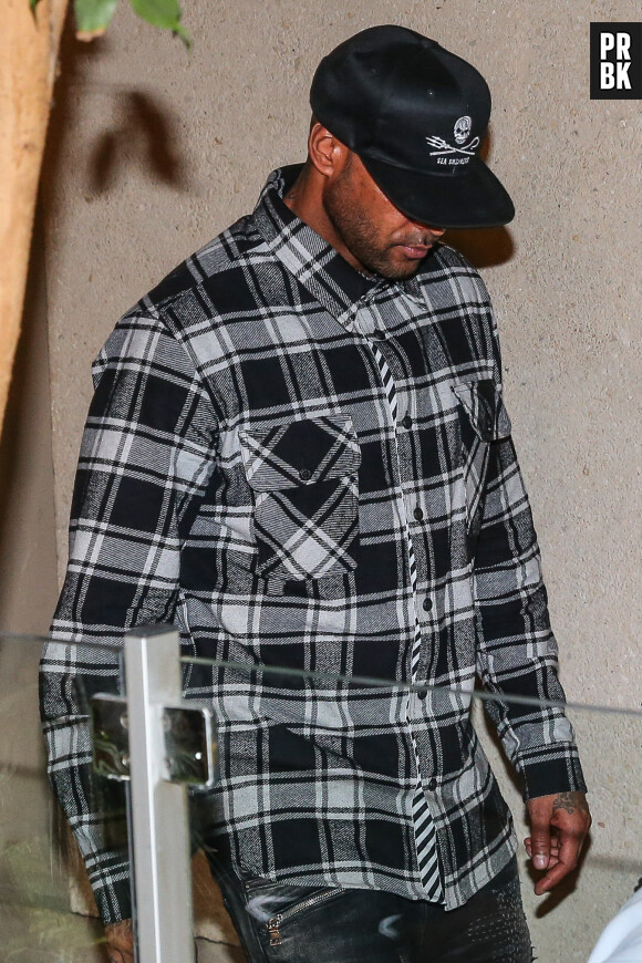 Info - Les rappeurs Booba et Kaaris ont été condamnés à payer plus de 45000€ d'amande suite aux dégâts occasionnés lors de la bagarre général à Orly en août 2018. Booba, de son vrai nom Élie Yaffa - Les rappeurs Kaaris et Booba, ainsi que neuf autres prévenus, ont été jugés ce jeudi devant le tribunal correctionnel de Créteil pour violences aggravées et vols en réunion après leur bagarre à Orly le 1er août dernier le 6 septembre 2018. Après plus de dix heures d’audience, jeudi le procureur a requis une peine de douze mois de prison avec sursis contre les deux rappeurs, se refusant de faire une différence entre les deux camps. « Ce qui est acquis au débat, c’est que [Booba] a porté le premier coup. Mais aussi que c’est [Kaaris] qui est allé à son contact pour engager l’altercation », a-t-il justifié les comparant à des « petits-bourgeois du clash ». 