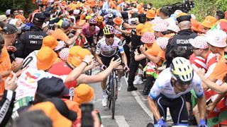 "Bande d'abrutis" : un coureur du Tour de France furieux contre les spectateurs après la découverte de punaises sur la route