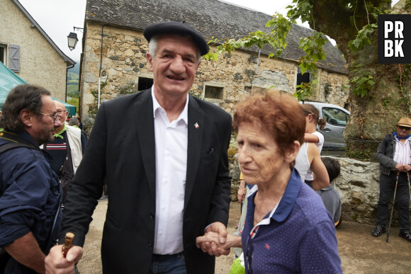 Julien Lassalle, candidat dans la 4ème circonscription des Pyrénées-Atlantiques, accompagné de son frère Jean dans leur village de Lourdios, France, le 4 juin 2022, pour la fête de la transhumance. © Christophe de Prada/Bestimage