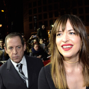 Dakota Johnson signe des autographes à son arrivée à la première du film "50 Nuances de Grey" lors du 65ème festival international du film de Berlin, la Berlinale. Le 11 février 2015