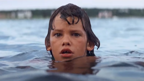 La bande-annonce du film Les Dents de la mer / Steven Spielberg a été recalé pour la suite avec son idée d'en faire un film de guerre