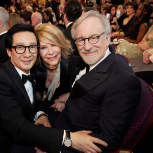 Ke Huy Quan et Steven Spielberg avec Kate Capeshaw à la 95ème édition de la cérémonie des Oscars à Los Angeles, le 12 mars 2023.