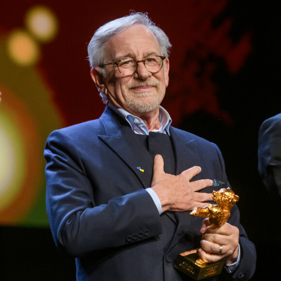 Steven Spielberg - Bono remet à Steven Spielberg reçu un "Ours d'Or d'Honneur" pour l'ensemble de sa carrière lors de la 73ème édition du festival international du film de Berlin (La Berlinale 2023), le 21 février 2023.