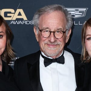 Kristie Macosko Krieger, Steven Spielberg, Kate Capshaw au photocall de la soirée des "75ème Directors Guild Of America Awards" à Los Angeles, le 18 février 2023.