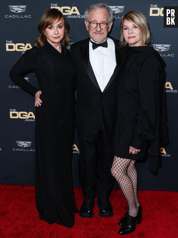 Kristie Macosko Krieger, Steven Spielberg, Kate Capshaw au photocall de la soirée des "75ème Directors Guild Of America Awards" à Los Angeles, le 18 février 2023.