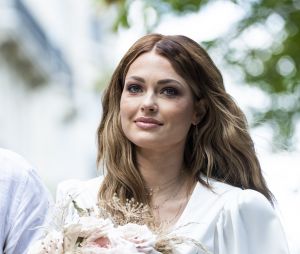 Caroline Receveur et Hugo Philip arrivent à la Mairie du 16ème arrondissement à Paris pour leur mariage, le 11 juillet 2020. 