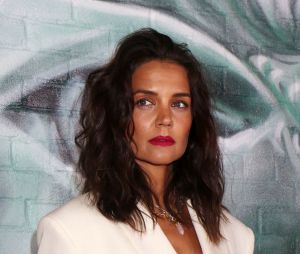 Katie Holmes, ensemble blanc et escarpins roses, lors d'un événement à New York le 2 mars 2022. 