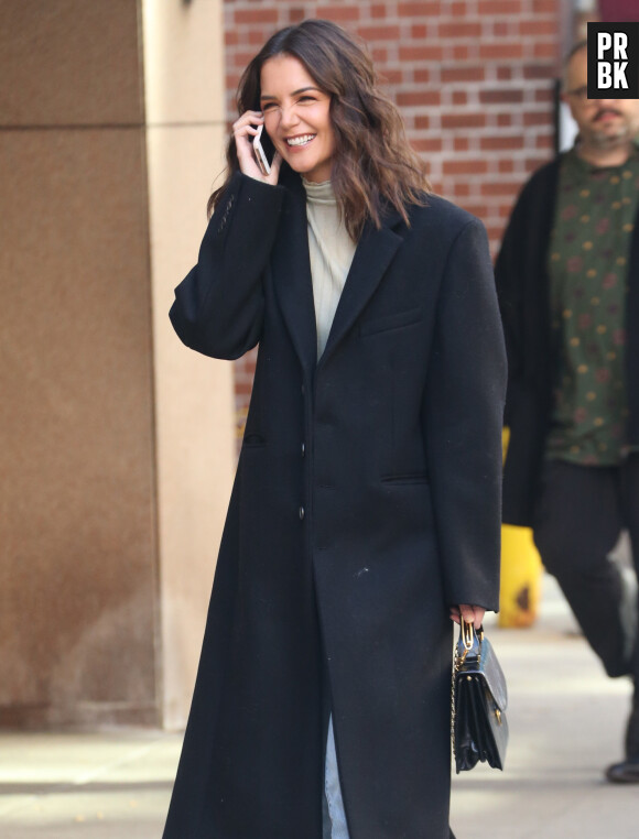 Katie Holmes se promène dans New York en téléphonant, le 15 octobre 2019. L'actrice porte un manteau bleu marine et un jean clair. 