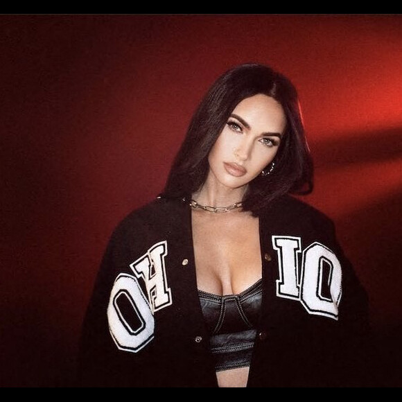 Megan Fox apporte son style sensuel grunge et rock-chic aux masses avec une collaboration de mode avec Boohoo 