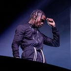 Malgré l'annulation du concert de Travis Scott, des fans font la teuf au pied des pyramides de Gizeh en Égypte