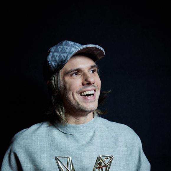 Exclusif - Le rappeur Orelsan (Chanson originale avec "La Quête", Concert avec "Civilisation Tour" et Création audiovisuelle pour "La Quête" réalisé par Victor Haegelin) en backstage de la 38ème cérémonie des Victoires de la musique à la Seine musicale de Boulogne-Billancourt, France, le 10 février 2023. © Moreau-Veren/Bestimage