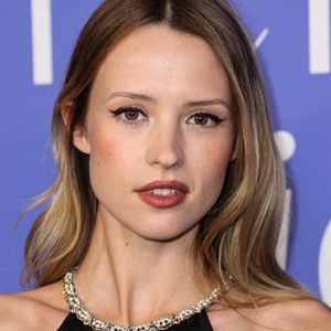 Le résultat est troublant.
La chanteuse belge Angèle (robe Chanel) assiste à la cérémonie "Billboard Women In Music" à Inglewood (Californie), le 1er mars 2023.