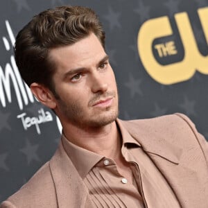 Andrew Garfield au photocall de la 28ème cérémonie des "Critics' Choice Awards" à l'hôtel Fairmont Century Plaza à Los Angeles, Californie, Etats-Unis, le 15 janvier 2023. 